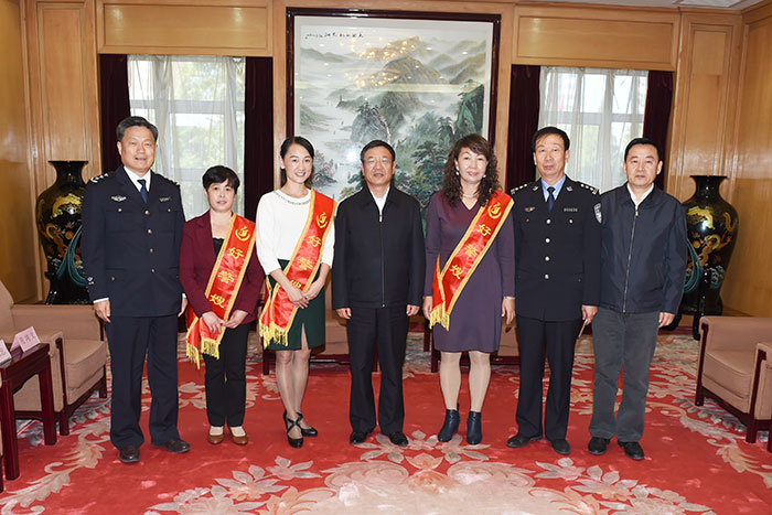 刘斯文)  10月9日,国家林业局党组书记,局长张建龙接见了在公安部和